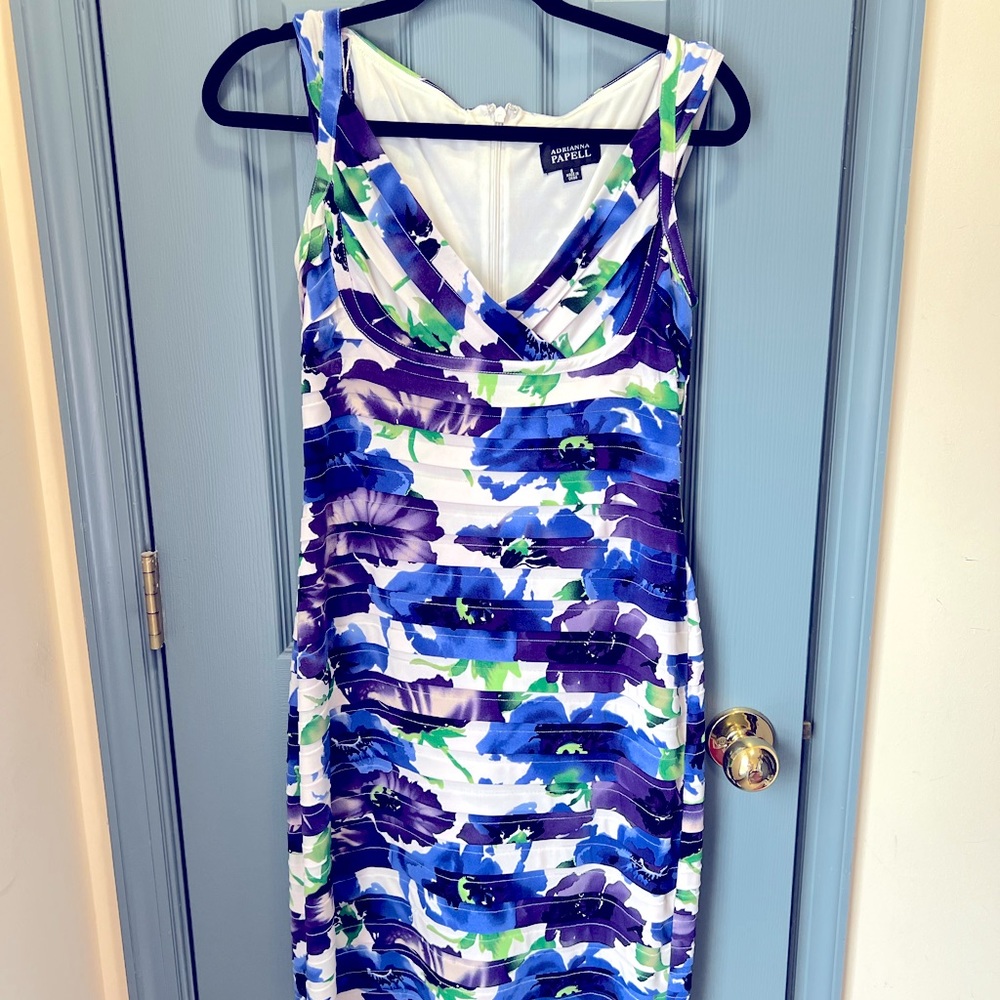 Size 8 Adrianna Papell summer dress. Floral pattern. Stretchy fabric.